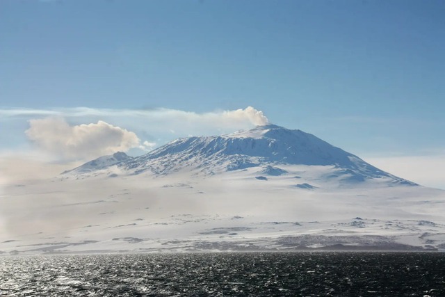 Núi lửa ở Nam Cực phun vàng thật mỗi ngày- Ảnh 1.