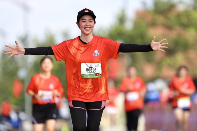 Diệp Bảo Ngọc, Bình Minh mê đường chạy Giải half-marathon Tự hào Tổ quốc tôi- Ảnh 2.