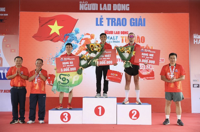Nghĩa cử đẹp của runner nước ngoài tại Giải half marathon “Tự hào Tổ quốc tôi”- Ảnh 1.