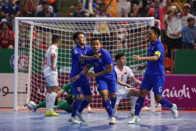Futsal Việt Nam vào tứ kết châu Á, Trung Quốc toàn thua- Ảnh 1.