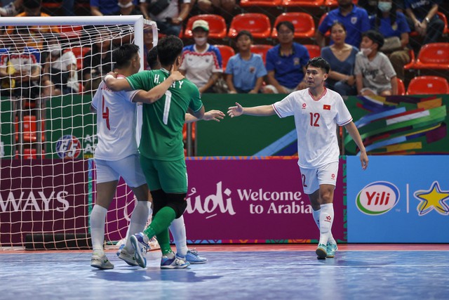 Futsal Việt Nam vào tứ kết châu Á, Trung Quốc toàn thua- Ảnh 2.