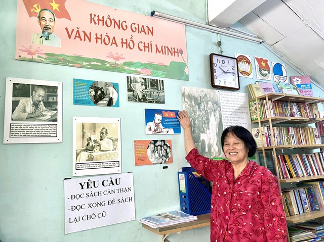 Bà Nguyễn Thị Chiếm bên Không gian Văn hóa Hồ Chí Minh tại trụ sở Ban Điều hành Khu phố 4
