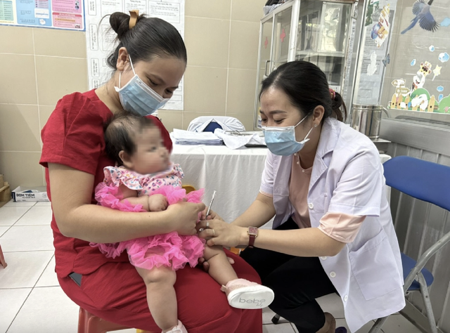 TP HCM tiêm vắc-xin 5 trong 1 cho trẻ tại trạm y tế- Ảnh 1.