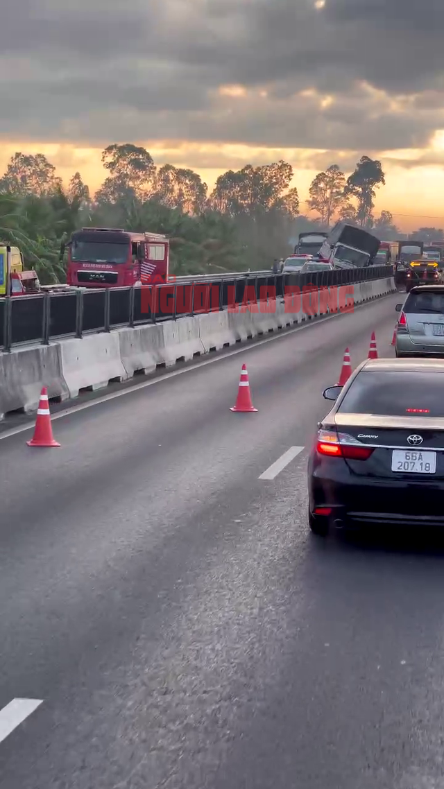 CLIP: Đầu tuần, cao tốc Trung Lương – Mỹ Thuận kẹt xe nghiêm trọng do tai nạn- Ảnh 1.
