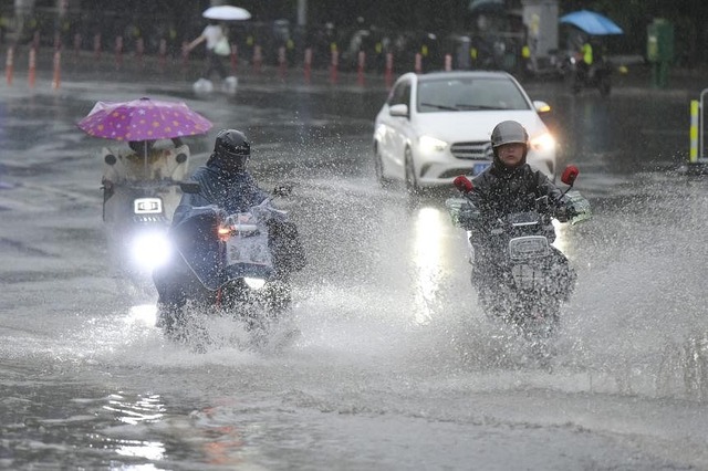 Mưa lớn gây ngập đường phố Quảng Châu, tỉnh Quảng Đông, Trung Quốc, ngày 20-4. Ảnh: Reuters