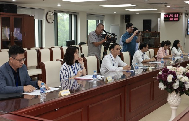 Các doanh nghiệp tham gia buổi đấu thầu vàng miếng tại trụ sở Ngân hàng Nhà nước ở Hà Nội Ảnh: TTXVN