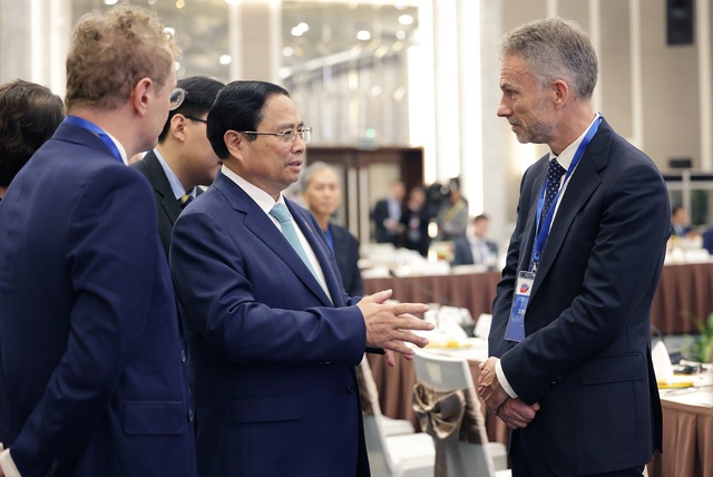 Thủ tướng Phạm Minh Chính trao đổi với đại biểu tham dự Diễn đàn Tương lai ASEAN 2024 ngày 23-4 Ảnh: NHẬT BẮC