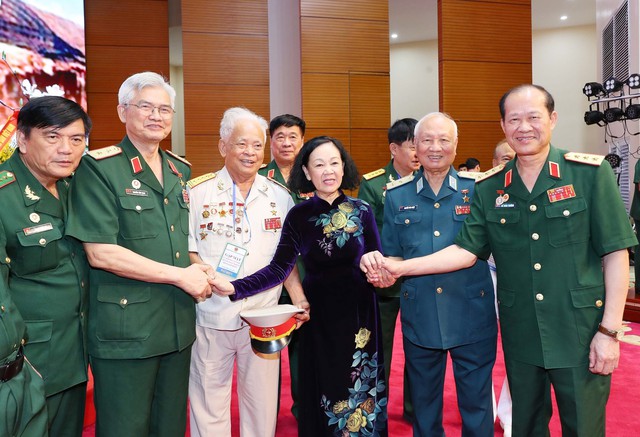 Thường trực Ban Bí thư, Trưởng Ban Tổ chức Trung ương Trương Thị Mai gặp mặt đại diện các cựu chiến binh, thanh niên xung phong tham gia Chiến dịch Điện Biên PhủẢnh: TTXVN
