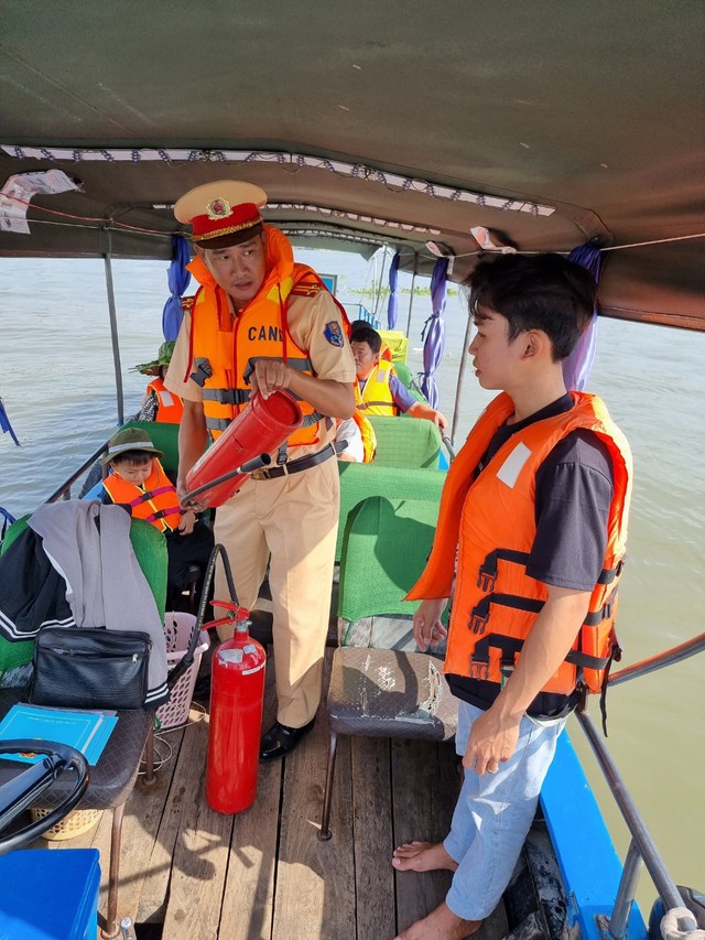 Cảnh sát đường thủy Công an TP Cần Thơ kiểm tra người điều khiển ghe chở khách Ảnh: Ca Linh