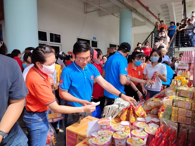 Đoàn viên - lao động mua sắm tại “Phiên chợ công nhân” do LĐLĐ quận 7, TP HCM phối hợp với Ủy ban MTTQ quận tổ chức  Ảnh: THANH NGA