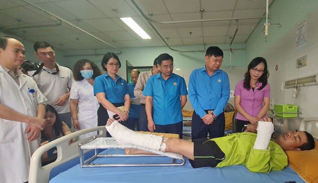 Ông Phan Văn Anh (thứ 2 từ phải sang), Phó Chủ tịch Tổng LĐLĐ Việt Nam, thăm hỏi công nhân bị thương trong vụ tai nạn lao động tại Nhà máy Xi măng Yên Bái Ảnh: HUỲNH NHƯ