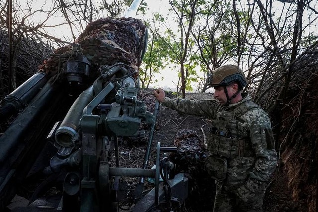 Binh sĩ Ukraine chuẩn bị nã pháo về phía quân đội Nga ở khu vực Donetsk ngày 20-4. Ảnh: Reuters