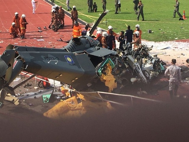 Hiện trường chiếc trực thăng hải quân Malaysia gặp nạn hôm 23-4. Ảnh: Hải quân Malaysia