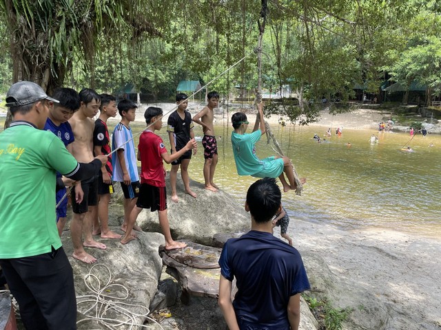 Một đoàn khách tham gia hoạt động team building tại thác Yang Bay
