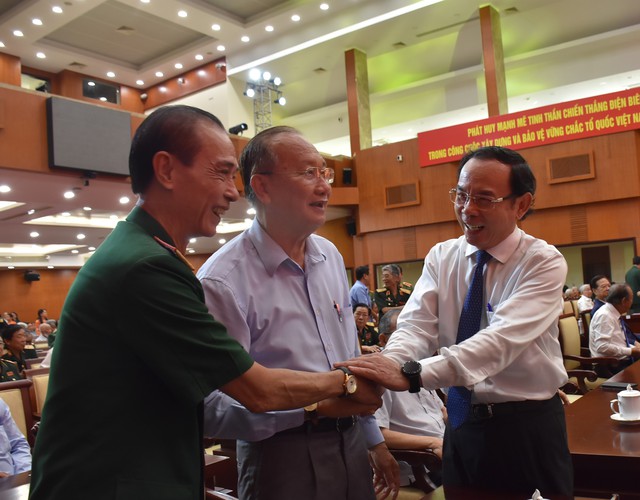 Ủy viên Bộ Chính trị, Bí thư Thành ủy TP HCM Nguyễn Văn Nên thăm hỏi các đại biểu tại buổi họp mặt
