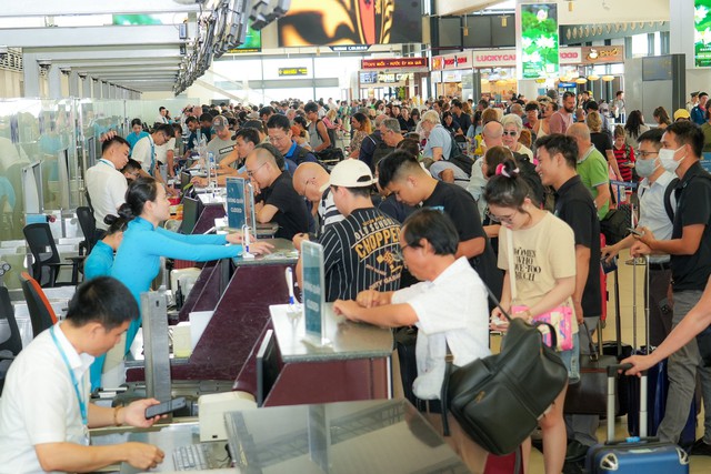 Thông tin bất ngờ về lượng khách qua sân bay Nội Bài dịp 30-4- Ảnh 1.
