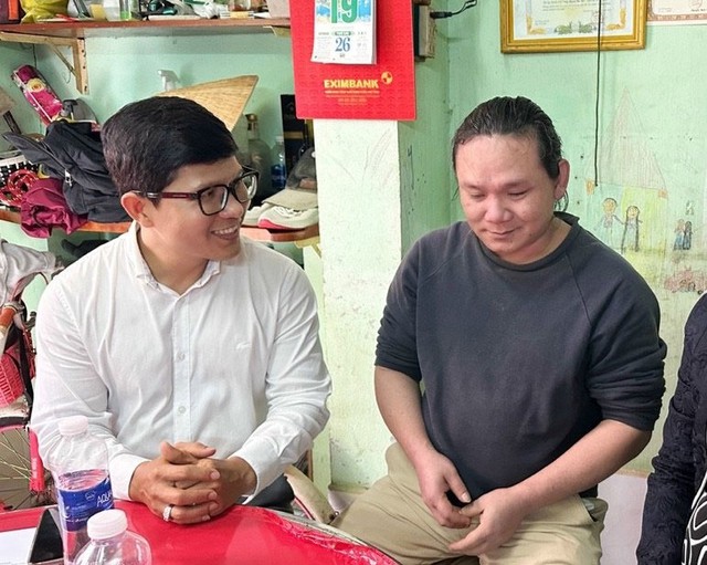 Đại diện Trung tâm Công tác xã hội Công đoàn - LĐLĐ TP HCM thăm hỏi, hỗ trợ gia đình anh Nguyễn Văn Hóa Ảnh: HỒNG ĐÀO