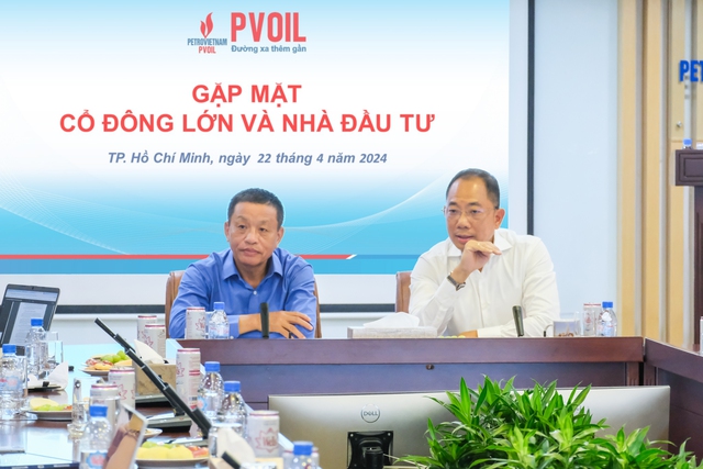 Ông Cao Hoài Dương - Chủ tịch HĐQT (bên phải) và ông Đoàn Văn Nhuộm - Tổng Giám đốc PVOIL (bên trái) giải đáp các nội dung cổ đông, nhà đầu tư quan tâm