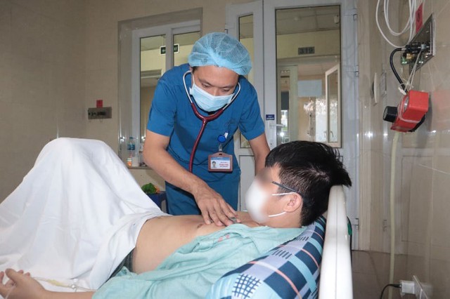 Chăm sóc bệnh nhân do vận động gắng sức tại Bệnh viện E (Hà Nội) Ảnh: NGỌC DUNG