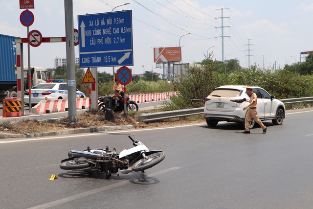 TP Thủ Đức: Điều tra vụ ô tô tạt đầu xe máy trên đường Võ Chí Công- Ảnh 1.