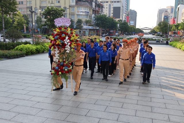 Tuổi trẻ Khối Dân- Chính- Đảng cùng các đơn vị dâng hoa tưởng niệm Chủ tịch Hồ Chí Minh- Ảnh 1.