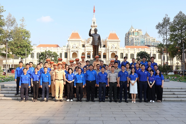 Tuổi trẻ Khối Dân- Chính- Đảng cùng các đơn vị dâng hoa tưởng niệm Chủ tịch Hồ Chí Minh- Ảnh 2.