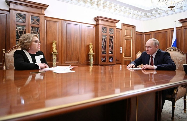 Tổng thống Nga Vladimir Putin và Chủ tịch Thượng viện Nga Valentina Matviyenko. Ảnh: Reuters