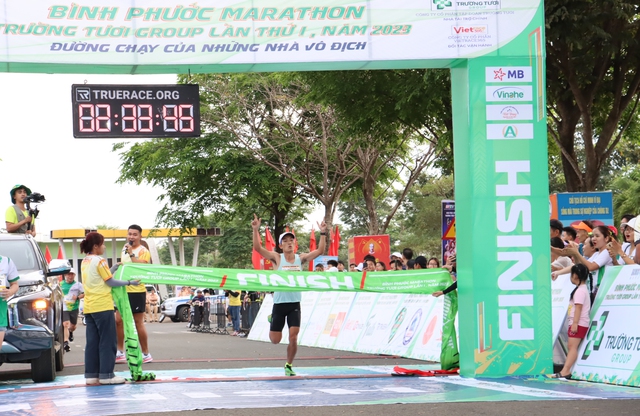 Giải Marathon Bình Phước 2024: Bước chạy của những chiến binh xanh- Ảnh 3.