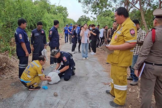 Cảnh sát Thái Lan đang thu hồi phần thi thể bị vứt ở Soi Sawaing 2. Ảnh: Bangkok Post