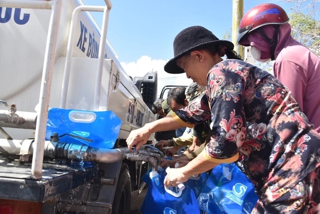 Tổng Công ty Cấp nước Sài Gòn hỗ trợ nước sạch cho bà con huyện Tân Phú Đông- Ảnh 1.