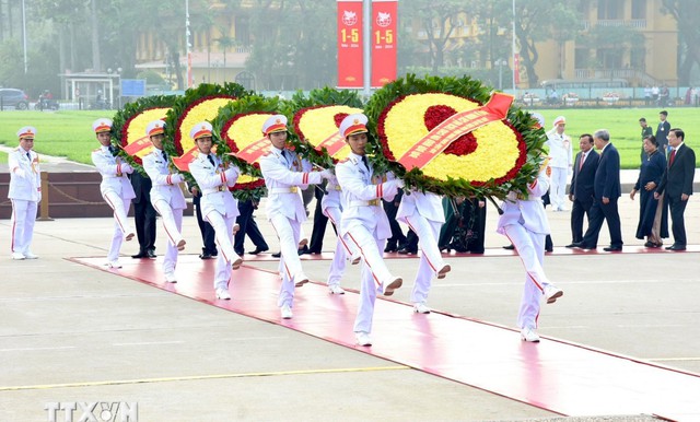 Lãnh đạo Đảng, Nhà nước vào Lăng viếng Chủ tịch Hồ Chí Minh- Ảnh 1.