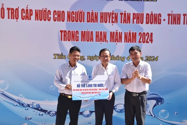 Tổng Công ty Cấp nước Sài Gòn hỗ trợ nước sạch cho bà con huyện Tân Phú Đông- Ảnh 4.