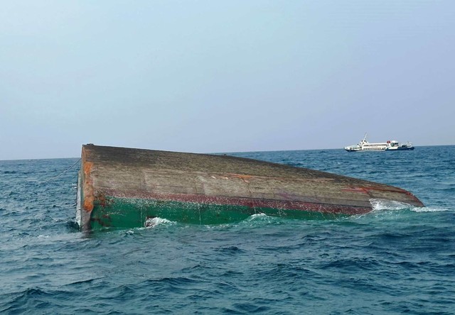 Vụ chìm sà lan ở Quảng Ngãi: Nghi ngờ có 9 người gặp nạn- Ảnh 2.