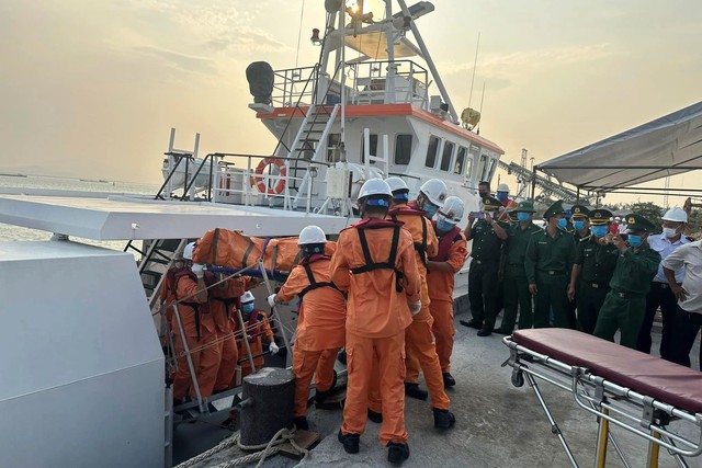Vụ chìm sà lan ở Quảng Ngãi: Nghi ngờ có 9 người gặp nạn- Ảnh 1.