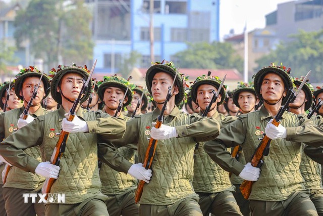 Bộ Quốc phòng hợp luyện lực lượng diễu binh, diễu hành tại Điện Biên Phủ- Ảnh 1.