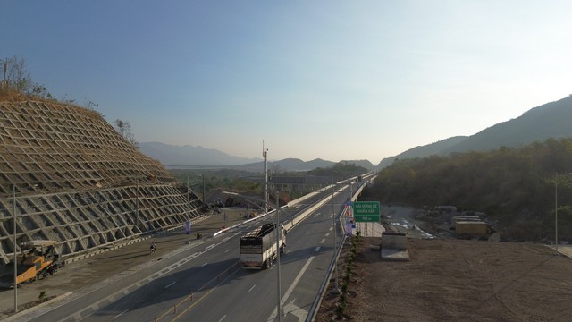 Hình ảnh cao tốc Cam Lâm - Vĩnh Hảo ngày đầu thông tuyến- Ảnh 6.