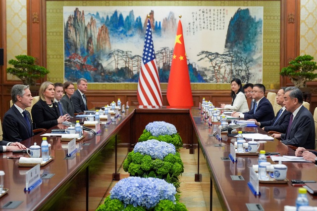 Bộ trưởng Ngoại giao Trung Quốc Vương Nghị và Ngoại trưởng Mỹ Antony Blinken hội đàm tại Bắc Kinh hôm 26-4  Ảnh: REUTERS