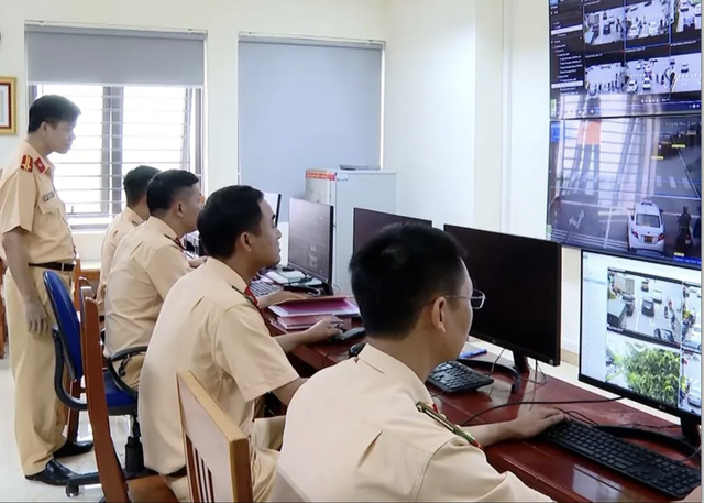 Lực lượng CSGT ở Hà Nội theo dõi hệ thống camera giám để xử lý các hành vi vi phạm trật tự ATGT. Ảnh: Nguyễn Hưởng