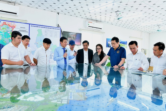Các doanh nhân TP HCM tham quan, tìm kiếm cơ hội đầu tư tại tỉnh Ninh ThuậnẢnh: HỢP PHỐ