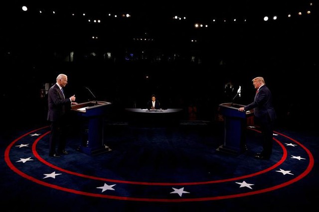 Ông Joe Biden (trái) tranh luận với ông Donald Trump trong mùa bầu cử Mỹ 2020. Ảnh: Reuters