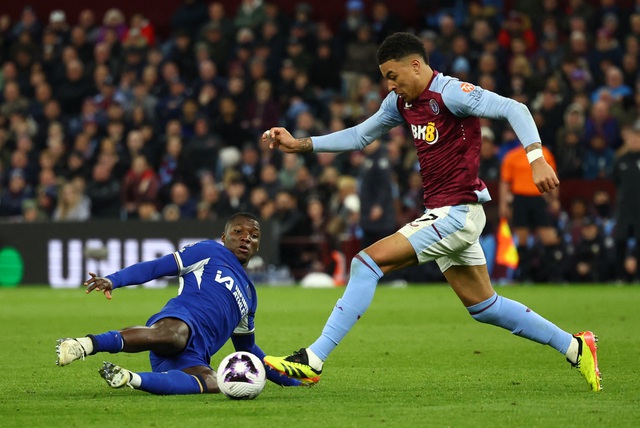 Morgan Rogers đưa Aston Villa dẫn 2-0 trong hiệp 1
