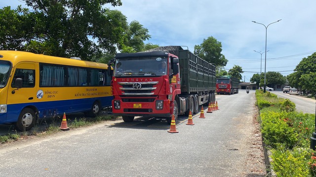 CSGT Thừa Thiên - Huế: "Không có ngoại lệ" trong việc xử lý xe chở quá tải - Ảnh 1.