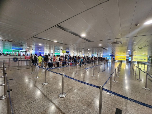 Khung cảnh lạ ở sân bay Tân Sơn Nhất trong ngày đầu nghỉ lễ 30-4, 1-5- Ảnh 2.