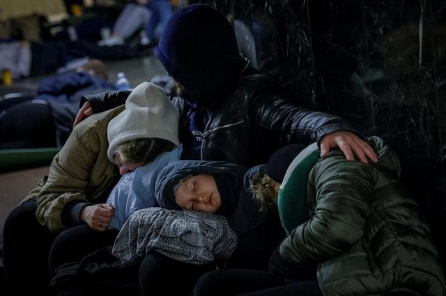 Hình ảnh được cho là một gia đình đang ngủ khi trú ẩn bên trong ga tàu điện ngầm ở Ukraine hôm 27-4. Ảnh: REUTERS