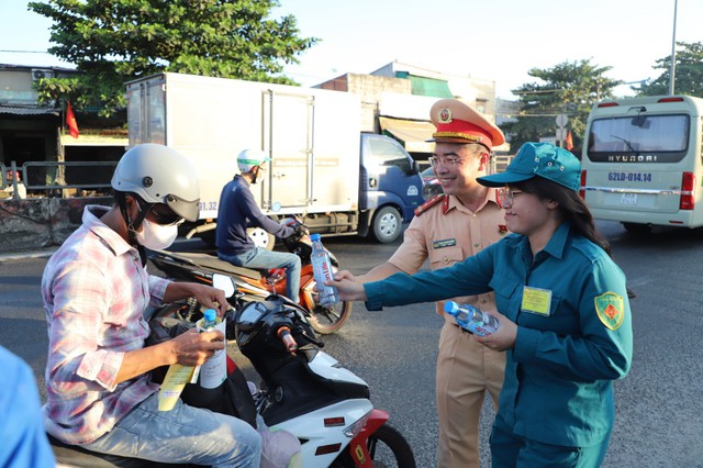 CSGT đội nắng tặng nước suối, khăn lạnh cho người đi đường trong ngày nghỉ lễ- Ảnh 5.