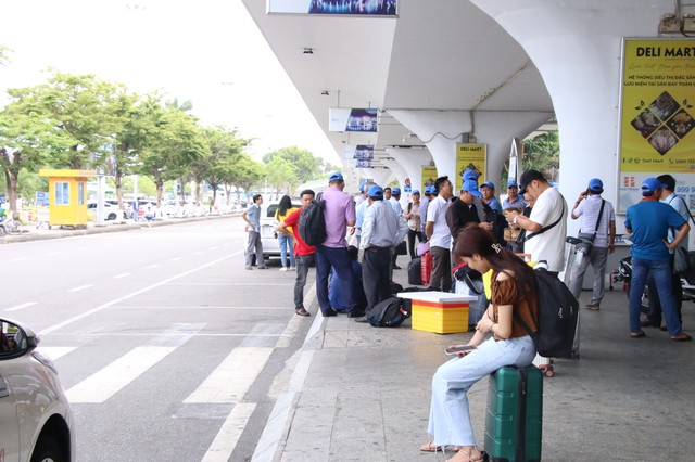 Bàn giao chiếc túi vô chủ chứa 300 triệu đồng tại sân bay Đà Nẵng- Ảnh 1.