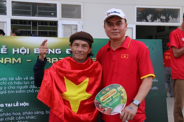 Giao hữu bóng đá giữa các cựu ngôi sao Việt Nam và Brazil- Ảnh 1.