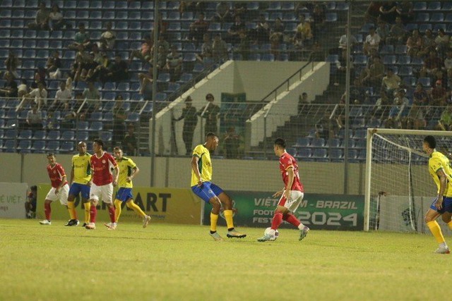 Giao hữu bóng đá giữa các cựu ngôi sao Việt Nam và Brazil- Ảnh 8.