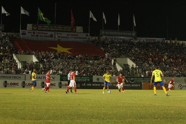 Giao hữu bóng đá giữa các cựu ngôi sao Việt Nam và Brazil- Ảnh 9.