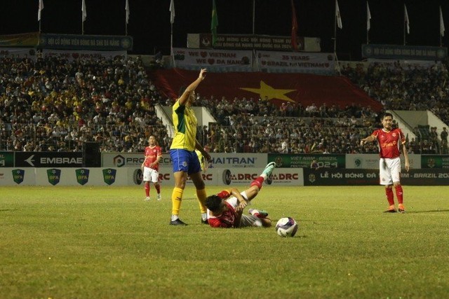 Giao hữu bóng đá giữa các cựu ngôi sao Việt Nam và Brazil- Ảnh 10.